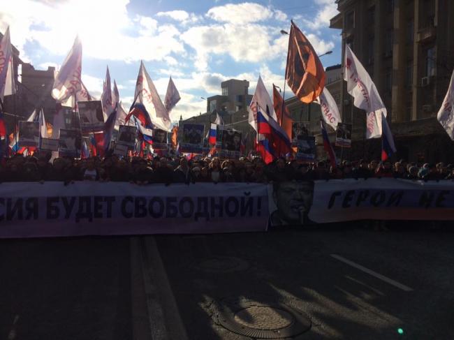 Тысячи россиян почтили память Бориса Немцова (ФОТО)