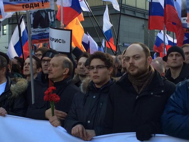 Тысячи россиян почтили память Бориса Немцова (ФОТО)
