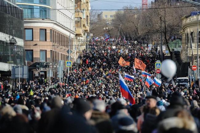 Тысячи россиян почтили память Бориса Немцова (ФОТО)