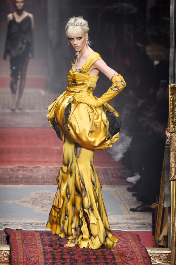 Театральное шоу. Как проходил показ коллекции Moschino (ФОТО)