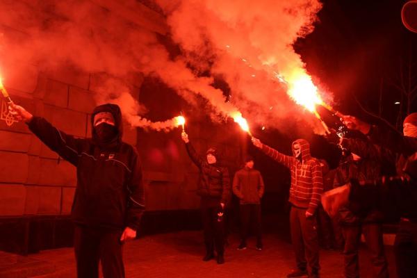 "Азов" устроил "огненную" акцию протеста под зданием СБУ (ФОТО)