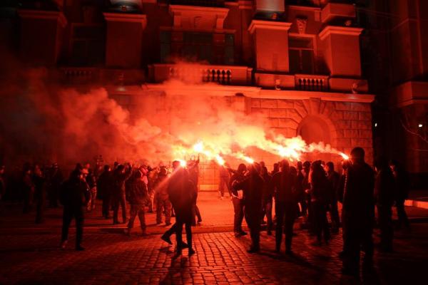 "Азов" устроил "огненную" акцию протеста под зданием СБУ (ФОТО)