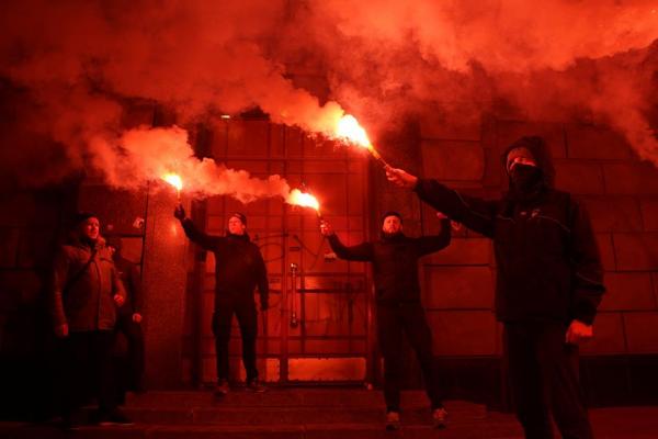 "Азов" устроил "огненную" акцию протеста под зданием СБУ (ФОТО)
