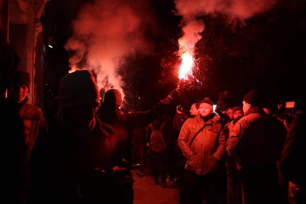 "Азов" устроил "огненную" акцию протеста под зданием СБУ (ФОТО)