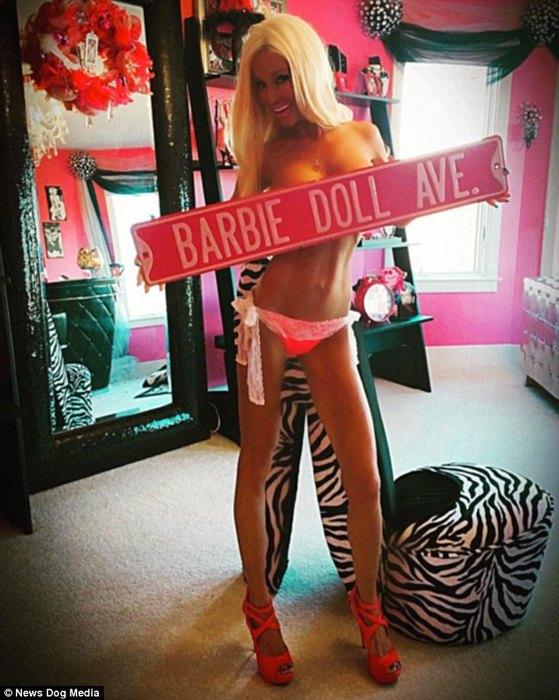 Детская мечта. 42-летняя мать пятерых детей превратила себя в Барби (ФОТО)