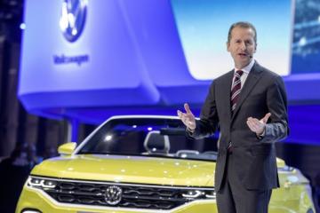 Презентацию Volkswagen в Женеве прервал неизвестный "механик" (ВИДЕО)
