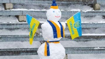 В Норвегии украинские болельщики слепили огромного снеговика (ФОТО)