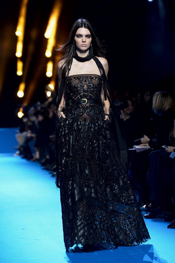 Мрачные цвета. Чем запомнился показ коллекции Elie Saab (ФОТО)