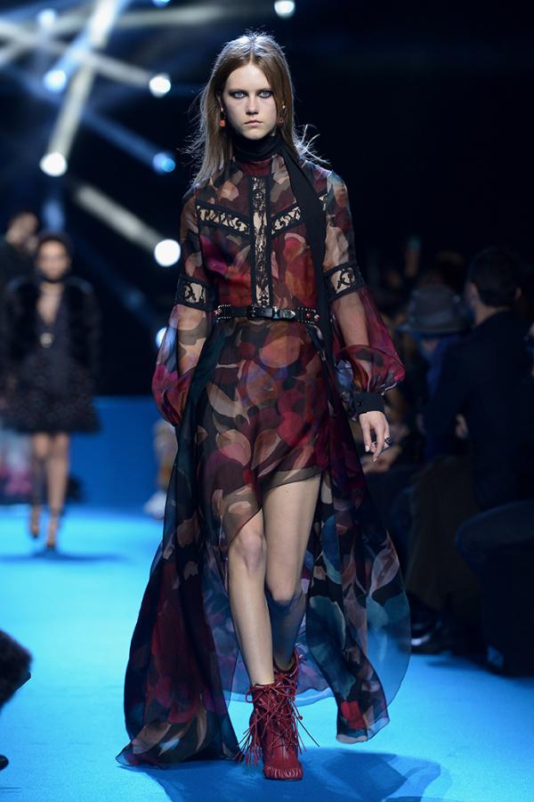 Мрачные цвета. Чем запомнился показ коллекции Elie Saab (ФОТО)