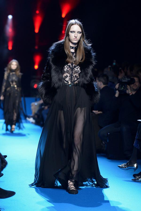 Мрачные цвета. Чем запомнился показ коллекции Elie Saab (ФОТО)