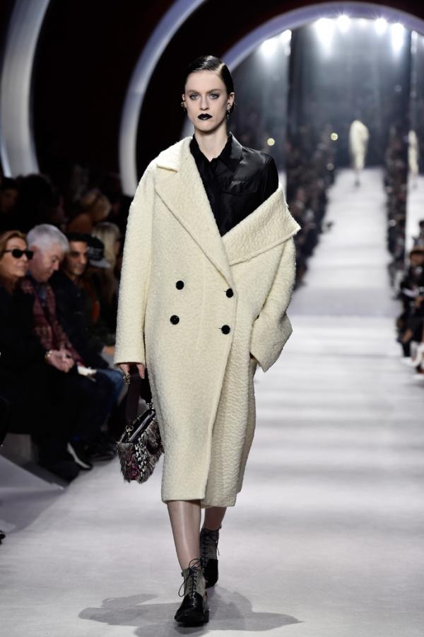 Силуэты прошлого века. Как проходил показ коллекции Dior (ФОТО)