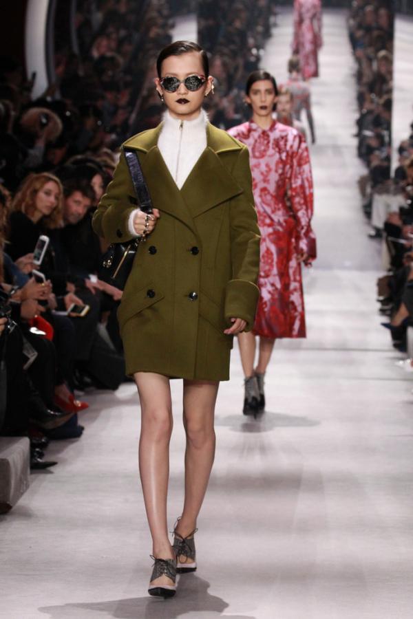 Силуэты прошлого века. Как проходил показ коллекции Dior (ФОТО)