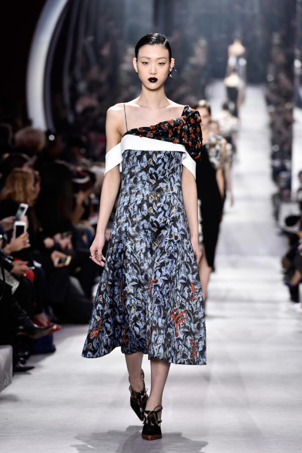 Силуэты прошлого века. Как проходил показ коллекции Dior (ФОТО)