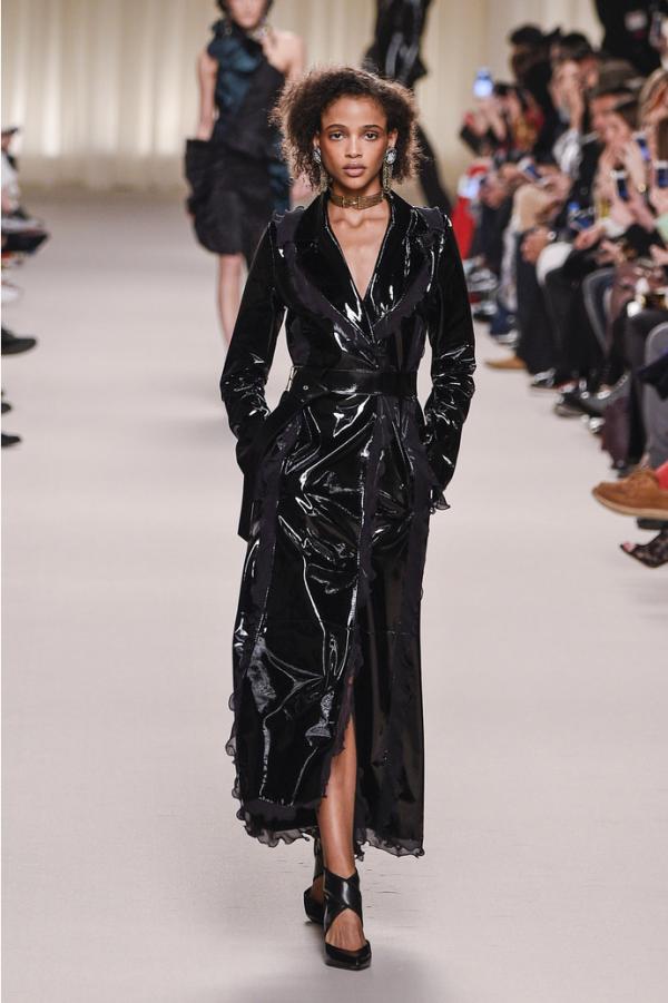 Кружева и атлас. Чем запомнился показ коллекции Lanvin (ФОТО)