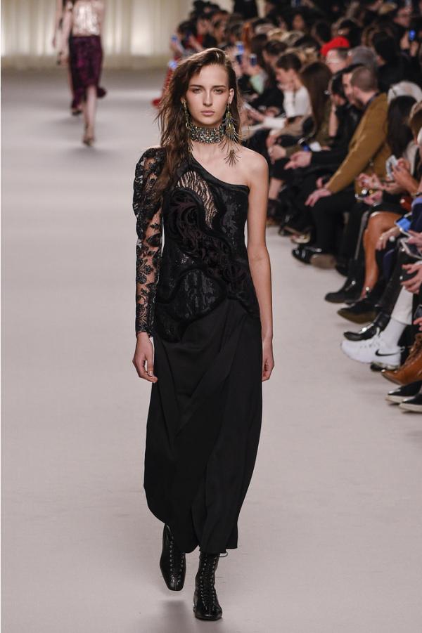 Кружева и атлас. Чем запомнился показ коллекции Lanvin (ФОТО)
