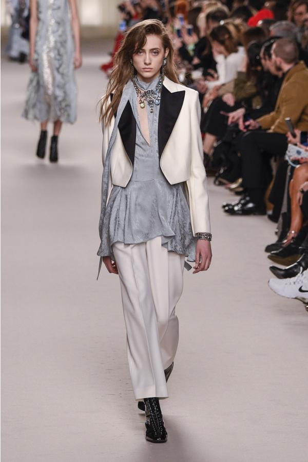 Кружева и атлас. Чем запомнился показ коллекции Lanvin (ФОТО)