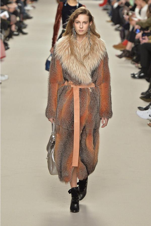 Кружева и атлас. Чем запомнился показ коллекции Lanvin (ФОТО)