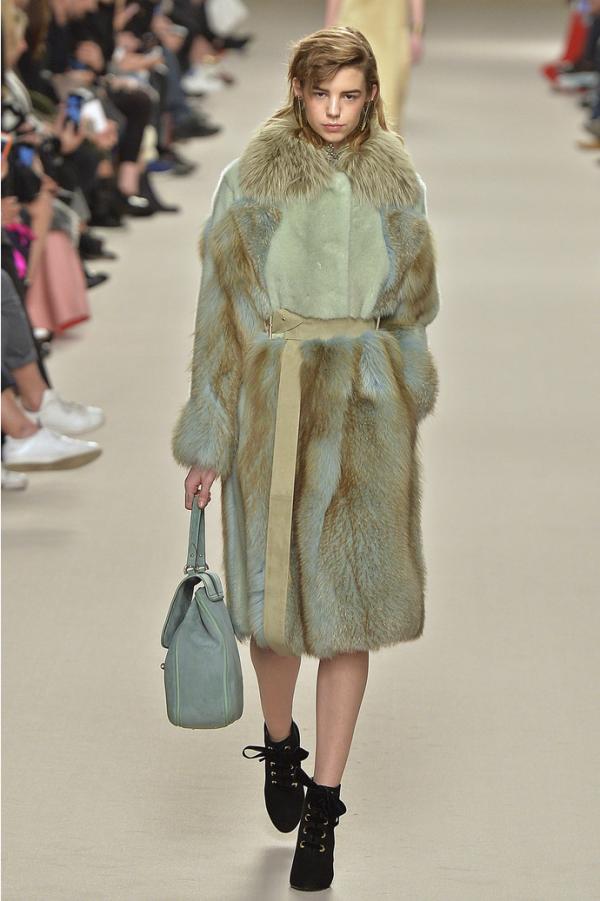 Кружева и атлас. Чем запомнился показ коллекции Lanvin (ФОТО)