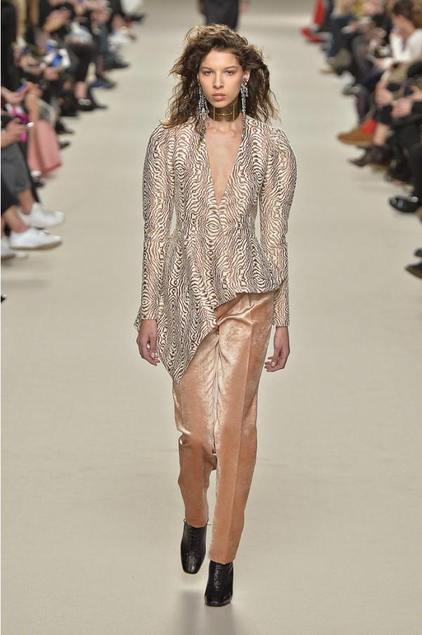 Кружева и атлас. Чем запомнился показ коллекции Lanvin (ФОТО)