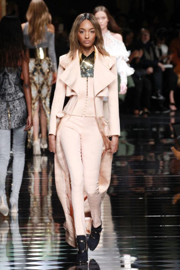 Пастельные тона. Как проходил показ коллекции Balmain (ФОТО)