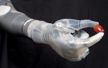 Ученые создали бионический протез, способный ощущать текстуру объектов