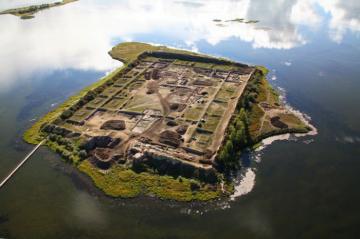 Необычная древняя крепость, расположенная прямо посреди озера (ФОТО)