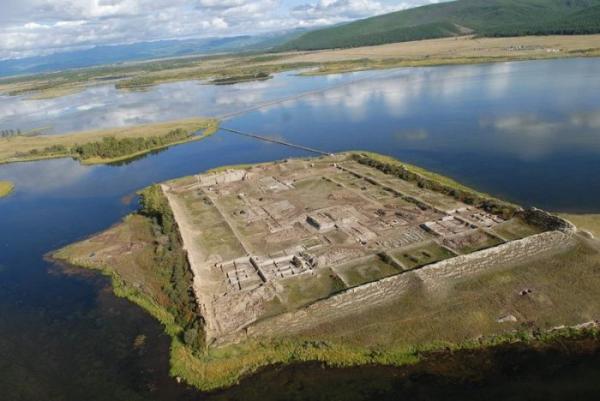 Необычная древняя крепость, расположенная прямо посреди озера (ФОТО)