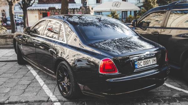 Красиво жить не запретишь: на улицах Львова заметили редкий автомобиль Rolls-Royce (ФОТО)