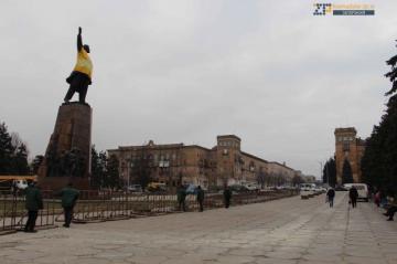 В Запорожье начали приготовления к демонтажу крупнейшего памятника Ленину (ФОТО)