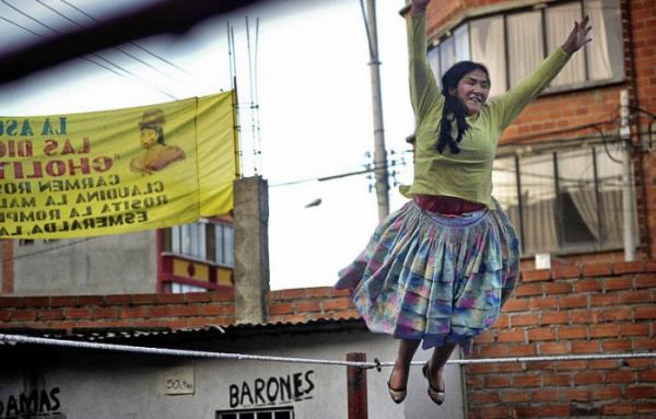 «Летающие чолиты». Зрелищная борьба боливиек в колоритных юбках (ФОТО)