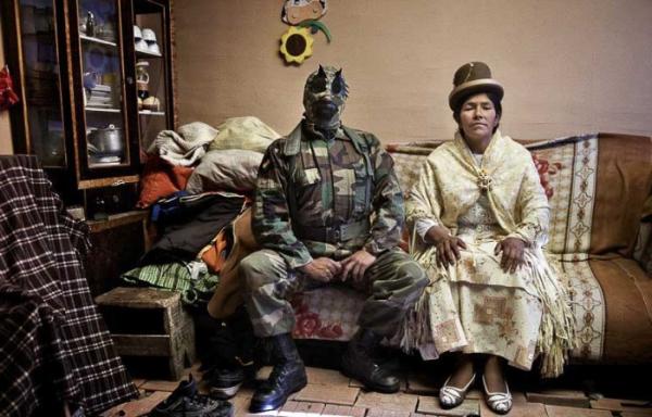 «Летающие чолиты». Зрелищная борьба боливиек в колоритных юбках (ФОТО)