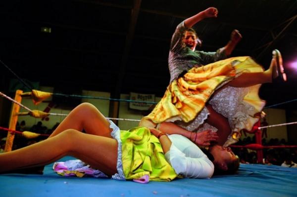 «Летающие чолиты». Зрелищная борьба боливиек в колоритных юбках (ФОТО)