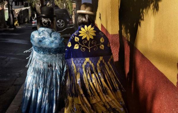 «Летающие чолиты». Зрелищная борьба боливиек в колоритных юбках (ФОТО)