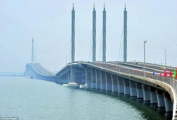 Сквозь озеро: самый длинный мост в мире (ФОТО)