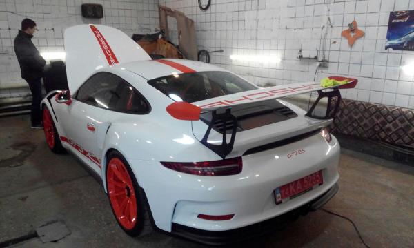 Когда кризис не помеха:  в Украине засекли гоночный автомобиль компании  Porsche (ФОТО)