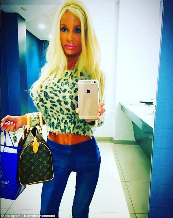 Детская мечта. 42-летняя мать пятерых детей превратила себя в Барби (ФОТО)