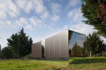 Оторваться от земли: архитектурная фирма из Португалии представила необычный жилой дом (ФОТО)