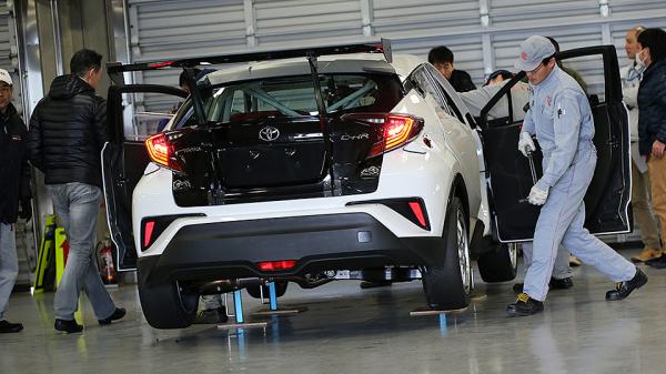 Компания Toyota испытала мощный кроссовер C-HR (ФОТО)