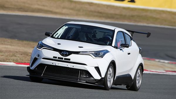 Компания Toyota испытала мощный кроссовер C-HR (ФОТО)