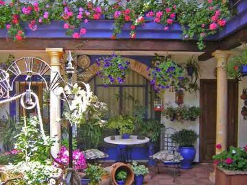 10 прекрасных цветочных балконов (ФОТО)