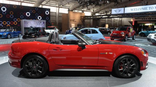 Fiat представил "заряженную" версию родстера 124 Spider (ФОТО)