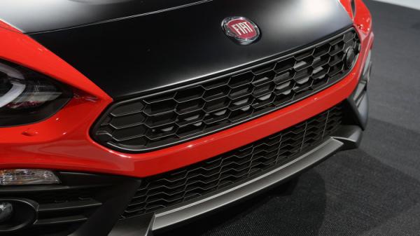 Fiat представил "заряженную" версию родстера 124 Spider (ФОТО)