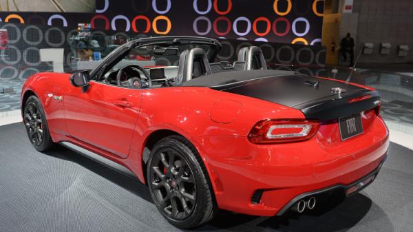 Fiat представил "заряженную" версию родстера 124 Spider (ФОТО)