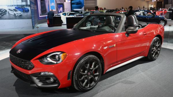 Fiat представил "заряженную" версию родстера 124 Spider (ФОТО)