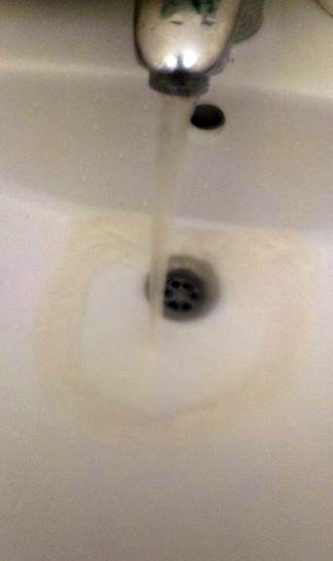 Жителей Крыма травят желтой водой из-под крана (ФОТО)