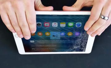 Американец проверил, гнется ли новый iPad (ВИДЕО)