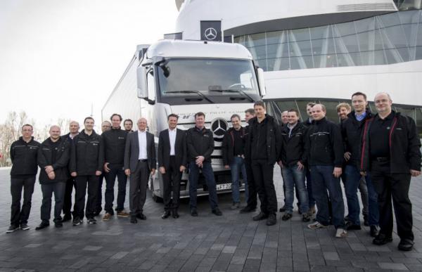 Компания Mercedes начала испытания беспилотных тягачей Actros (ФОТО)
