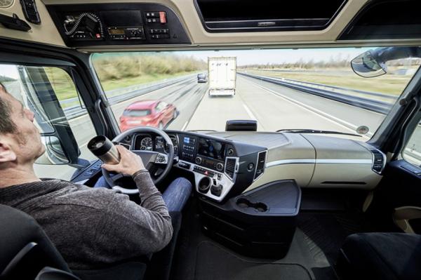 Компания Mercedes начала испытания беспилотных тягачей Actros (ФОТО)