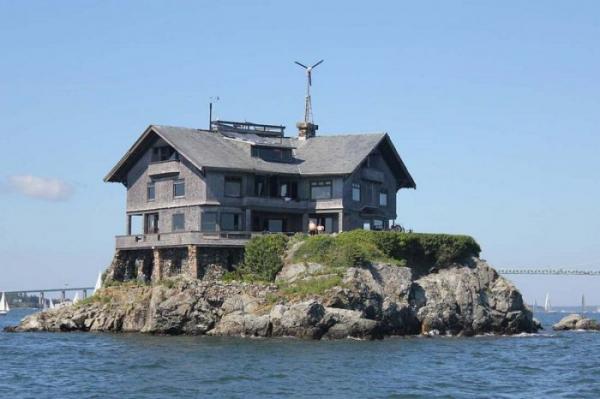 Удивительный трехэтажный дом на скалистом острове (ФОТО)