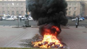 Активисты «Автомайдана» жгут покрышки и требуют встречи с президентом (ВИДЕО)